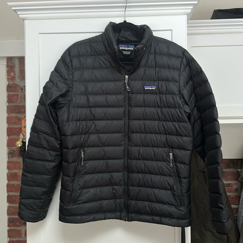 Patagonia men’s down jacket, color, black size medium
